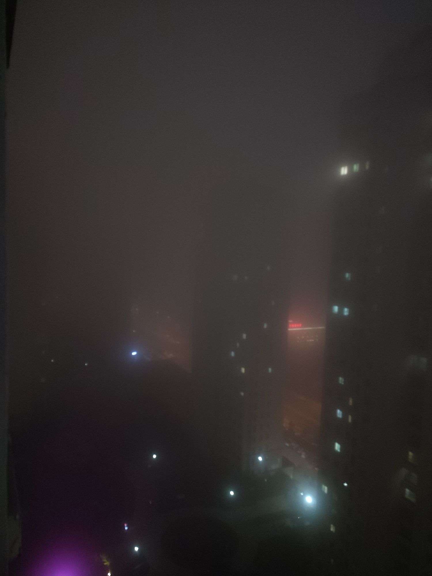 大雾天气持续两天了，今天的雾最大，整整一天能见度低于50米，朦胧仙境。